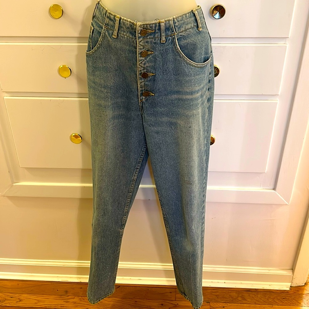 Guess Original Jeans with Guess brass buttons fits do comfortable!